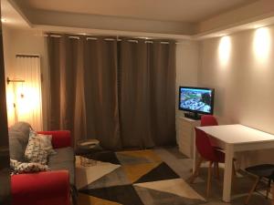 Μια τηλεόραση ή/και κέντρο ψυχαγωγίας στο Gite les montgolfières avec GARAGE