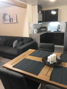 a living room with a wooden table and a kitchen at Wesermarsch, Apartment mit zwei Schlafzimmern, Gästehaus, Stedinger Landhotel in Berne