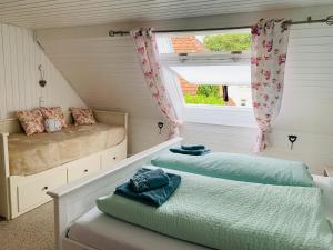 KleinsteinbachLandhaus - Villa Nisa 1895的有两张床和一扇窗户的卧室