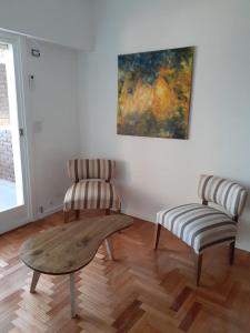 sala de estar con 2 sillas y mesa en Barracas 3 ambientes en Buenos Aires