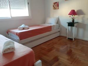 1 dormitorio con 2 camas y ventana en Barracas 3 ambientes en Buenos Aires