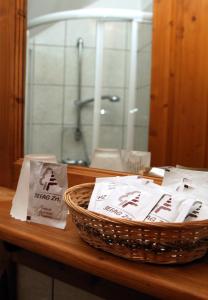 ナジカニジャにあるÁgneslaki Ökoturisztikai Centrum és Vadászházのバスルームのカウンターにタオルを用意しています。