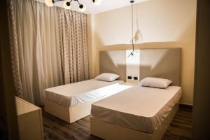Voodi või voodid majutusasutuse Sunny Lakes Resort , Revira Plus Apartment toas