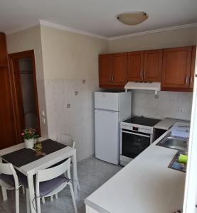 A kitchen or kitchenette at Maria's Little apartment Még 10 kép