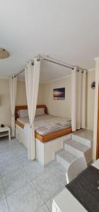 A bed or beds in a room at Maria's Little apartment