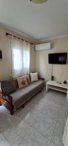 A television and/or entertainment centre at Maria's Little apartment