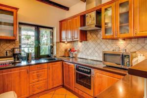 Billede fra billedgalleriet på Comfortable holiday home with garden, by the lake i Podamirowo