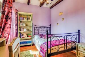 Billede fra billedgalleriet på Comfortable holiday home with garden, by the lake i Podamirowo