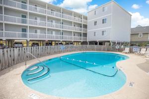 - une piscine en face d'un immeuble dans l'établissement 2BR, 2Bath condo Oceanfront Getaway with pool, à Myrtle Beach