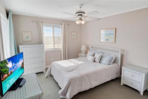 Letto o letti in una camera di 2BR, 2Bath condo Oceanfront Getaway with pool