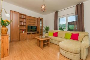 TV a/nebo společenská místnost v ubytování House Cattleya