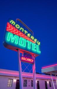 una señal de neón de motel frente a un edificio en The Monterey Motel, en Albuquerque