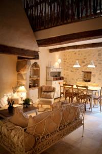 - un salon avec un canapé et une table dans l'établissement Gite Marceline, à Saint-Guilhem-le-Désert