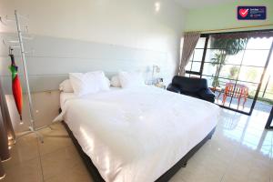 Postel nebo postele na pokoji v ubytování Hotel Griya Wijaya + 19 fotografií