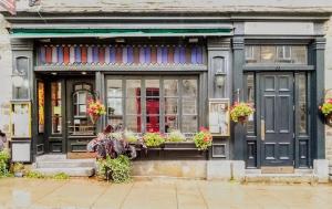 uma loja com vasos de plantas em frente em Hotel Louisbourg em Quebeque