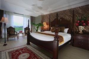 A bed or beds in a room at Jane Castle