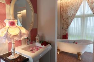 A bathroom at Jane Castle