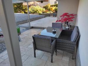 einen Tisch und Stühle im Freien auf einer Terrasse in der Unterkunft Ferienwohnung Marietta Mair in Haiming