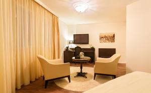 Un televizor și/sau centru de divertisment la Business Hotel First