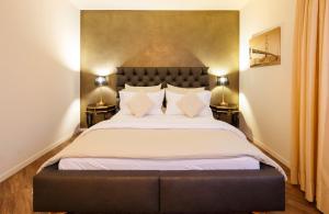 Un pat sau paturi într-o cameră la Business Hotel First