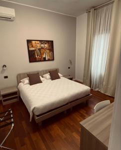ペーロにあるRelais Villa Rosaのベッドルーム(白いシーツを使用した大型ベッド1台付)