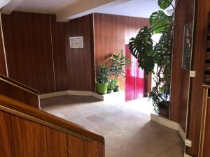 un couloir avec des plantes en pot dans un bâtiment dans l'établissement Aeroport d Orly paris Rungis Thiais, à Thiais