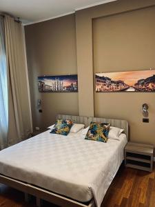 una camera da letto con un grande letto con due cuscini di Relais Villa Rosa a Pero