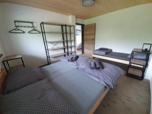 1 Schlafzimmer mit 2 Etagenbetten in einem Zimmer in der Unterkunft Relax Vila Lipno 2 u pláže Windy Point in Černá v Pošumaví