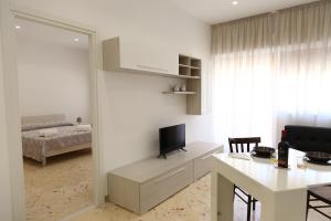 Televízia a/alebo spoločenská miestnosť v ubytovaní Balcone Giglio (by Vacation Service)