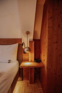 a bedroom with a bed and a table with a lamp at Hotel Gasthaus zur Sonne in Dinkelsbühl