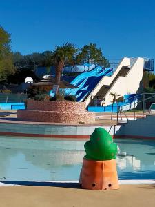 een zwembad met glijbaan in een resort bij Mobilhome LAME in Gastes