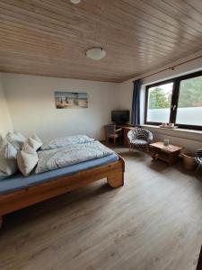 Un pat sau paturi într-o cameră la Room and kitchen im Katerberg