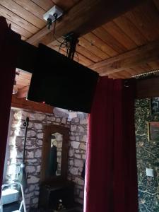 d'une télévision à écran plat suspendue au plafond. dans l'établissement La Pensine du célèbre sorcier, à Bourogne