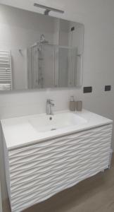 un bagno con un lavandino bianco e uno specchio di VENTO DI BOLINA a Giovinazzo