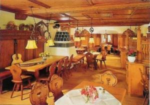 comedor con mesa y algunas sillas en Zum Schweizerbartl, en Garmisch-Partenkirchen