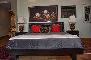 A bed or beds in a room at Rampart Range Resort