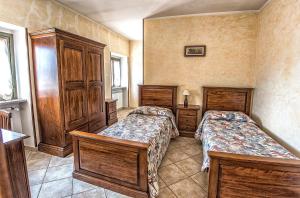 a bedroom with two beds in a room at Hotel Casa Didé in San Didero 