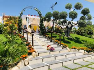 un conjunto de escaleras en un jardín con flores en Villa Aurora en Villanova del Battista