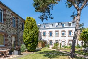 Um jardim em Hôtel Les Costans, The Originals Relais