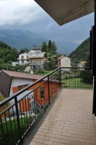 a balcony with a view of a mountain at CASA CON VISTA A GRAVERE in Gravere