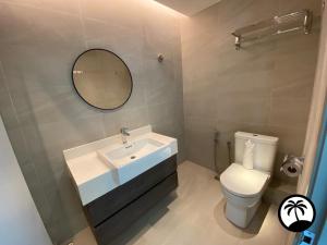 Un baño con lavabo, inodoro y espejo. en Paradise Suite at Sutera Avenue, en Kota Kinabalu