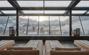 d'une chambre avec des chaises et une vue sur les montagnes. dans l'établissement Lebenberg Schlosshotel-Kitzbühel, à Kitzbühel