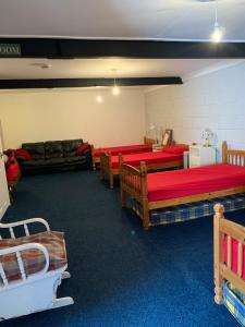 ヨークにあるChurch View B&B & Holiday Cottagesのベッド数台とソファが備わる客室です。