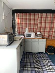 cocina con microondas en la encimera en Church View B&B & Holiday Cottages en York