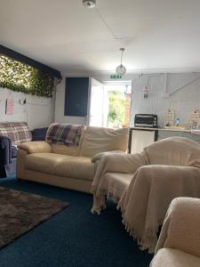 sala de estar con 2 sofás y sofá en Church View B&B & Holiday Cottages en York