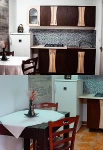 una cocina con mesa y una cocina con estufa en Studio Legend, en Pucioasa