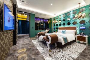 Un televizor și/sau centru de divertisment la Norway Forest Motel - Wen Chuang Branch