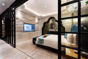 Un televizor și/sau centru de divertisment la Norway Forest Motel - Wen Chuang Branch