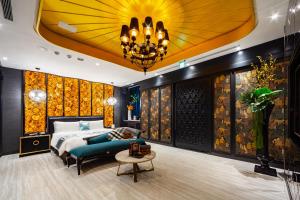 Un pat sau paturi într-o cameră la Norway Forest Motel - Wen Chuang Branch