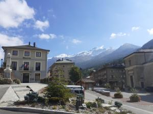uma vista para uma cidade com montanhas ao fundo em Appartement chaleureux avec wifi de 10 personnes à Val-Cenis em Lanslebourg-Mont-Cenis